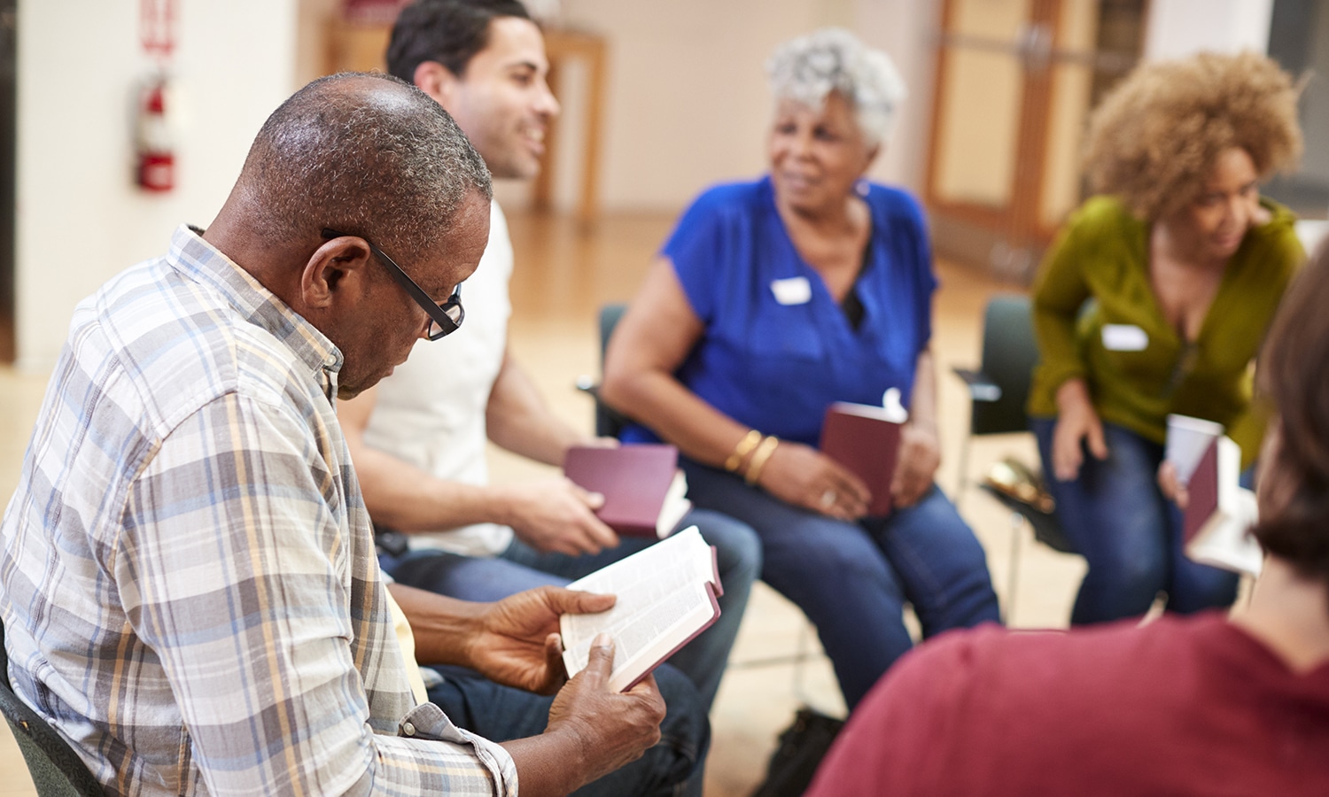 How To Study The Bible | The Navigators Evangelism Resources | People Attending Bible Study Or Book Group Meeting In Community Center