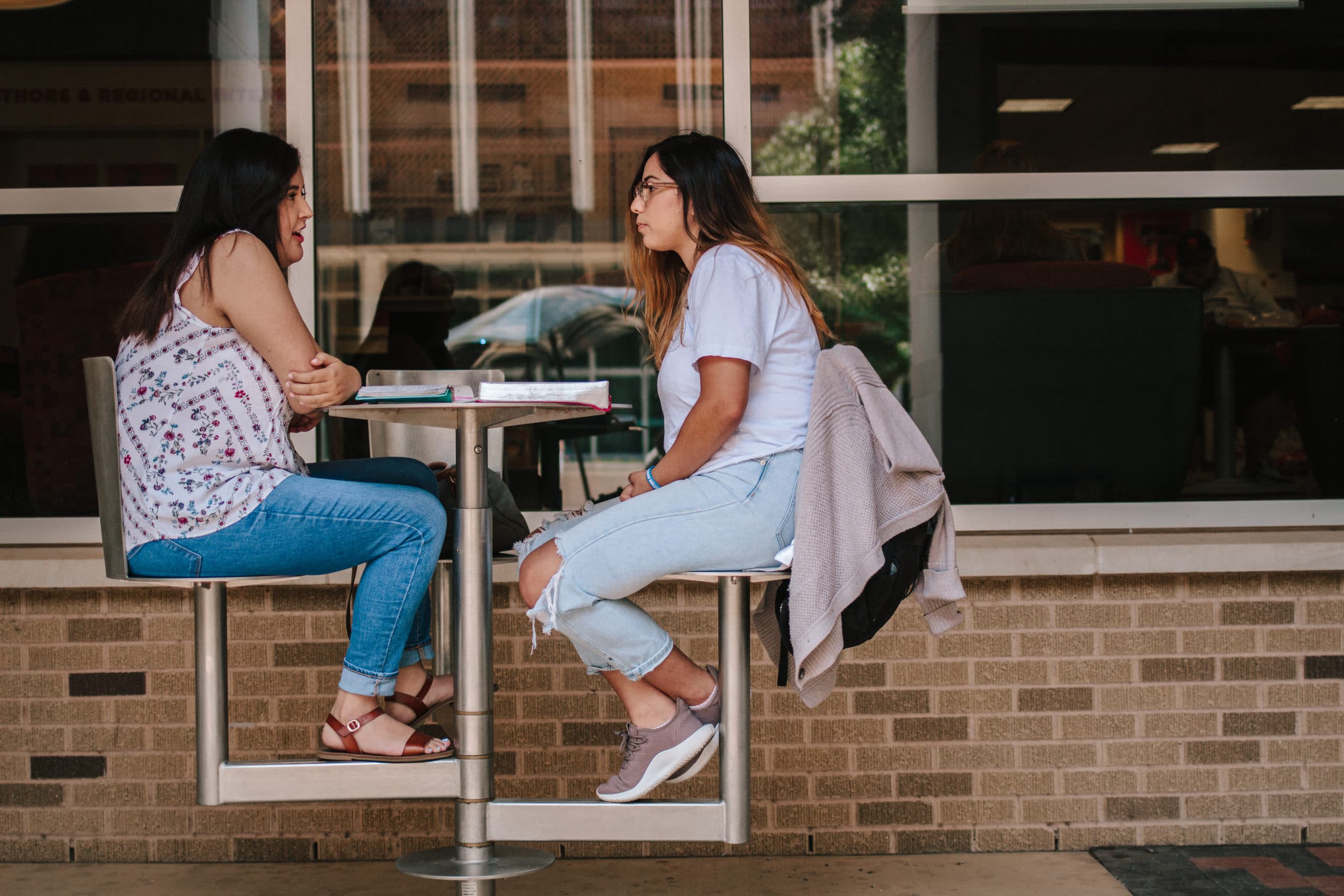 5 Traits of a Disciplemaker | The Navigators Discipleship Resource | Two women eating lunch together outside