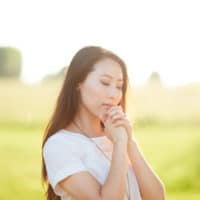 Practicing God's Presence in Prayer | Prayer Resource | The Navigators | a woman praying outdoors